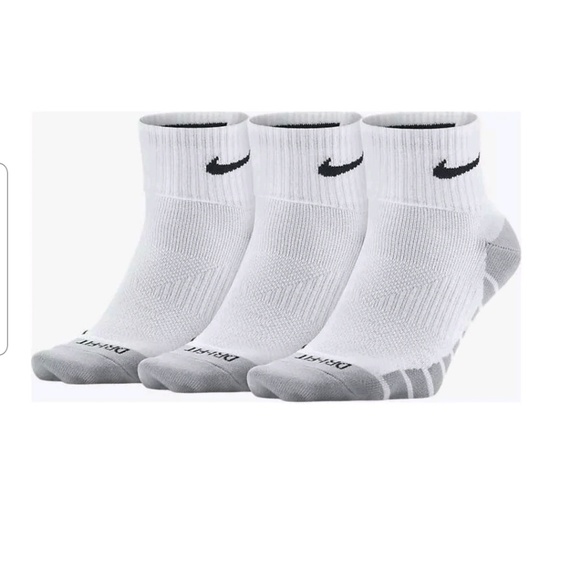 Nike socks Medium men 6-8 /wmn 6-10 Nike socks Medium men 6-8 /wmn 6-10